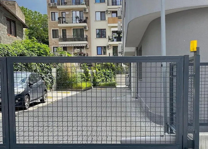 Freddo - Coral Complex With Parking & Pool